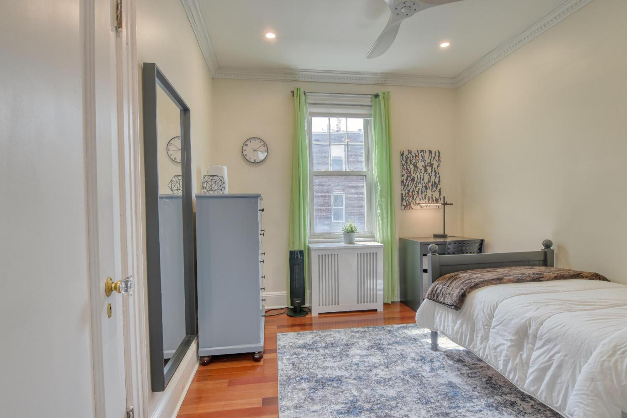 4 Bedroom, 2 Bath, King Beds, Outdoor Space, Grill, Free Parking, Nice Area Ferienhaus